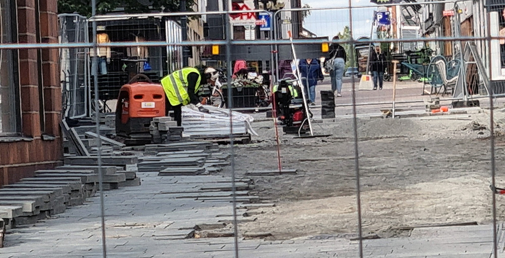 Arbetet med att bryta loss plattor har påbörjats