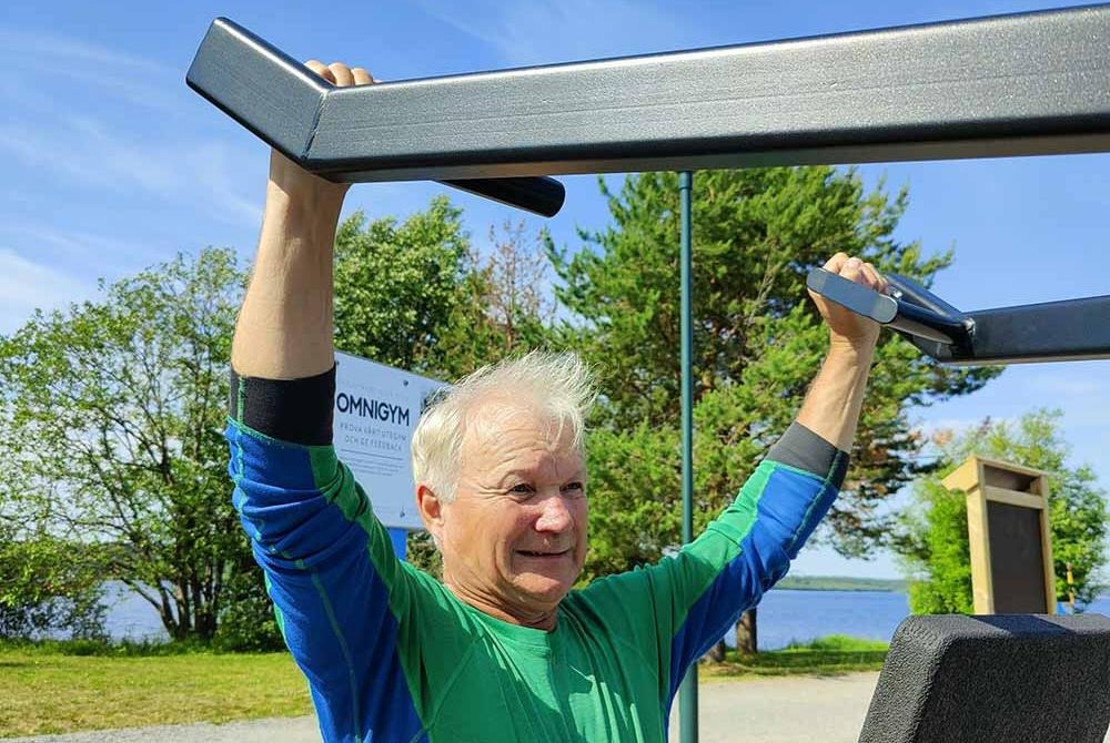 Visar en man som tränar i utegymmet