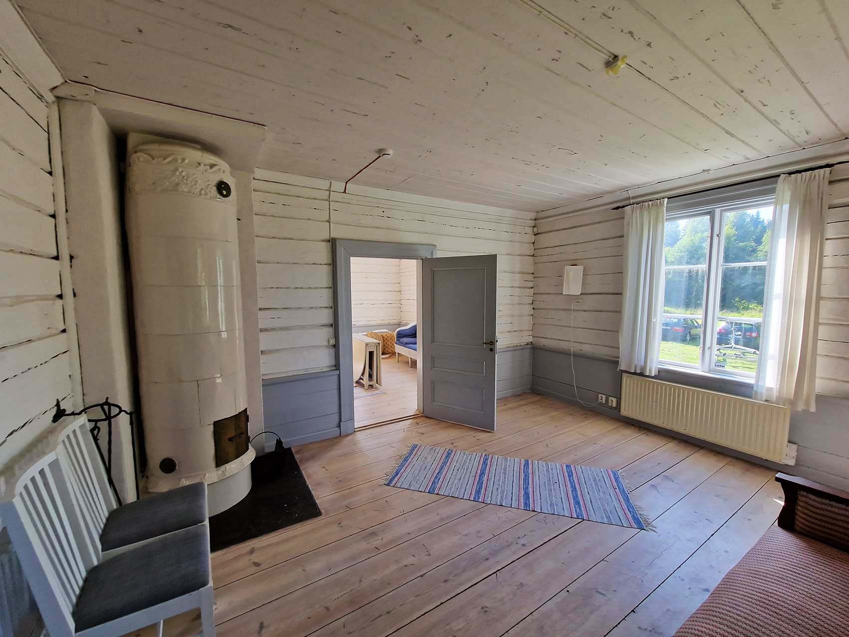 Ett av rummen på nedre plan i mangårdsbyggnaden.
