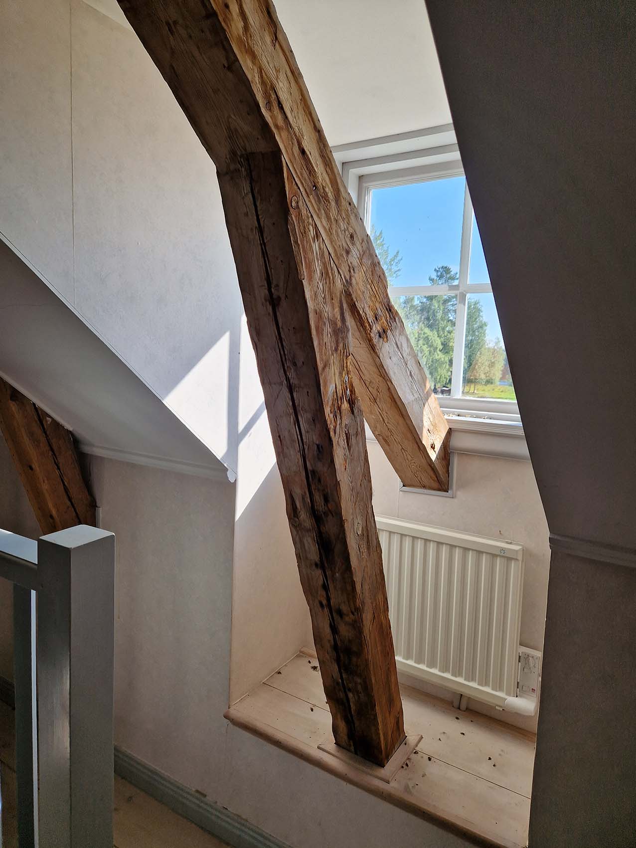 Synlig bjälke på övre plan i mangårdsbyggnaden.