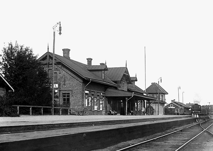 Järnvägsspåren och stationshuset i bakgrunden
