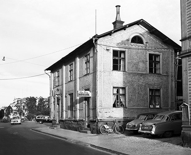 Hus vid stadsgata, skylten Olga Berg damfrisering.