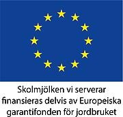 Logotyp EU skolmjölksstöd, Text: Skolmöjlken vi serverar finansieras delvis av Europeiska garantifonden för jordbruket