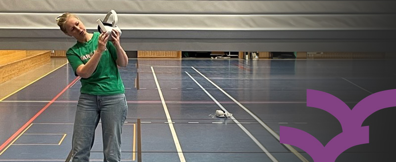 Lärare instruerar elever i VR