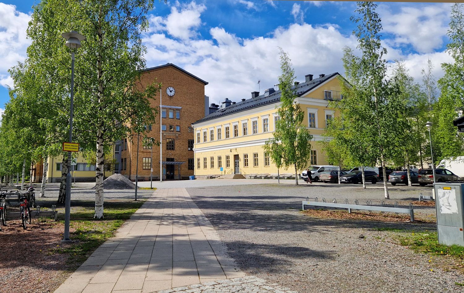 Foto på skolbyggnaden kvarteret Lärkan