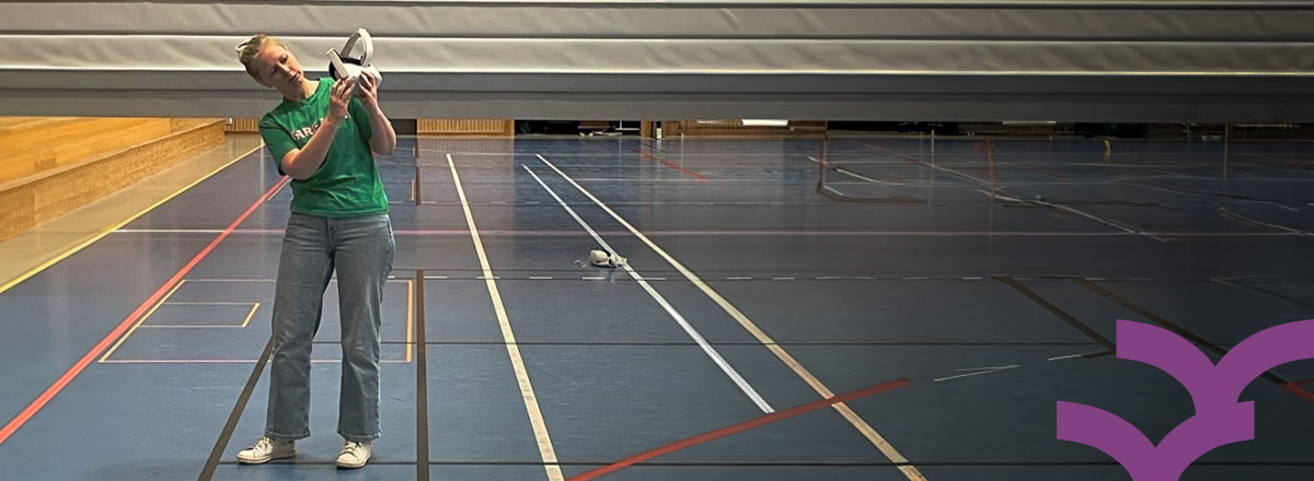 Idrottslärare instruerar elever i VR