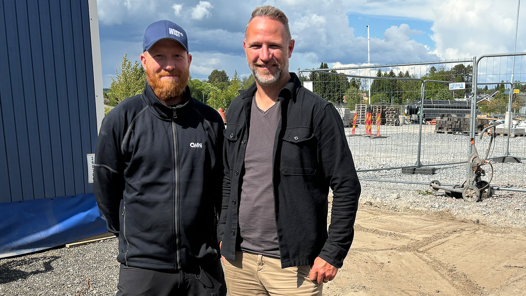 – Lagom i tid till invigningsdagen river vi stängslet runt Origoparken och öppnar området för allmänheten, säger Hans-Erik Hedlund, platschef CWN, här tillsammans med kollegan och arbetsledare Joakim Nilsson.