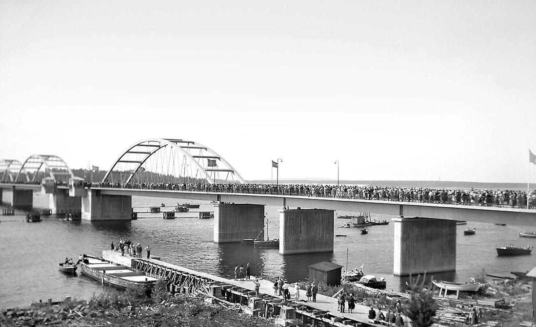 Folkvandring över den nybyggda bergnäsbron 1954.