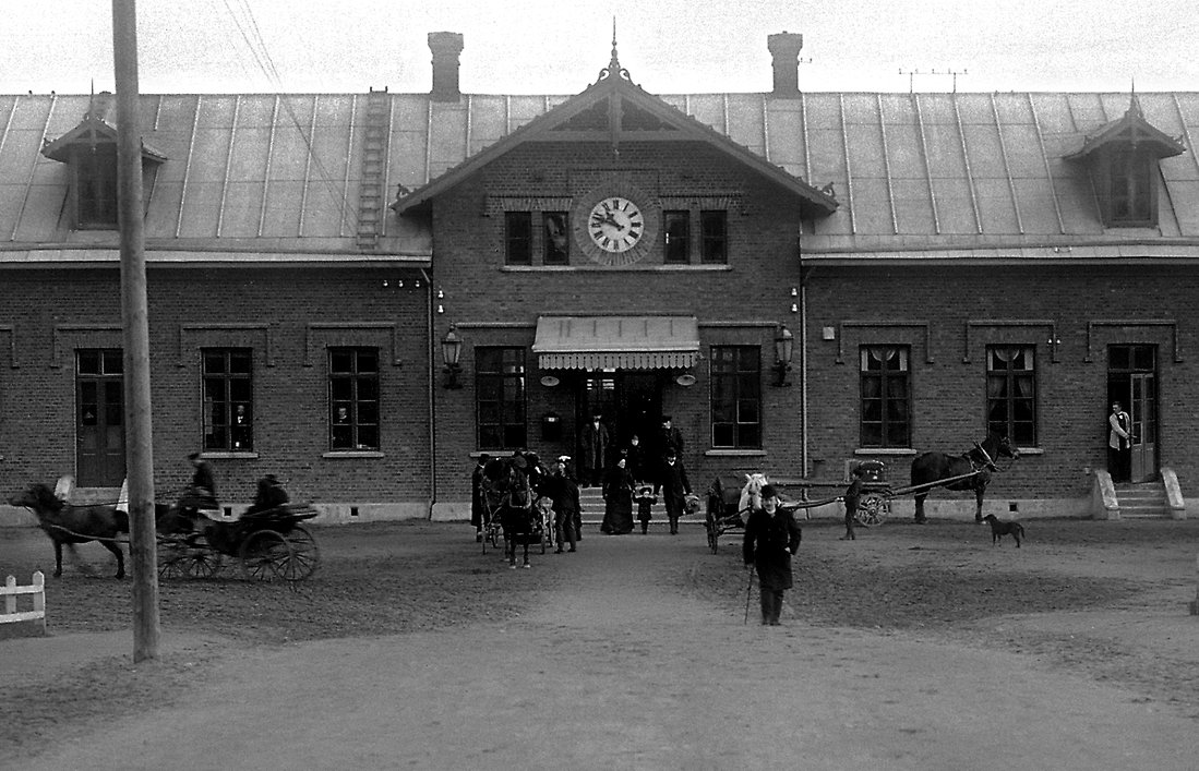 Stationshuset år 1910. Över porten en klocka.