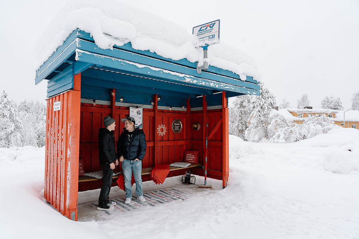 Busshållplatsen mitt i Niemisel pyntas efter vilken årstid eller högtid det är av boende i byn.